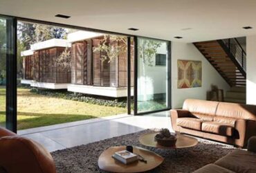 נאחז באוויר: בית מעוצב שמרחף מעל פני האדמה