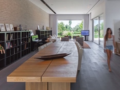 הגודל כן קובע: הצצה לבית בגודל של מגרש כדורסל וחצי