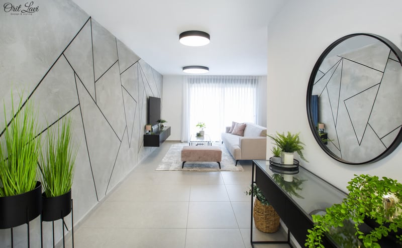 מבואה גדולה עם מראה עגולה