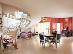 כאן גרים בכיף: לחיות בין עתיקות