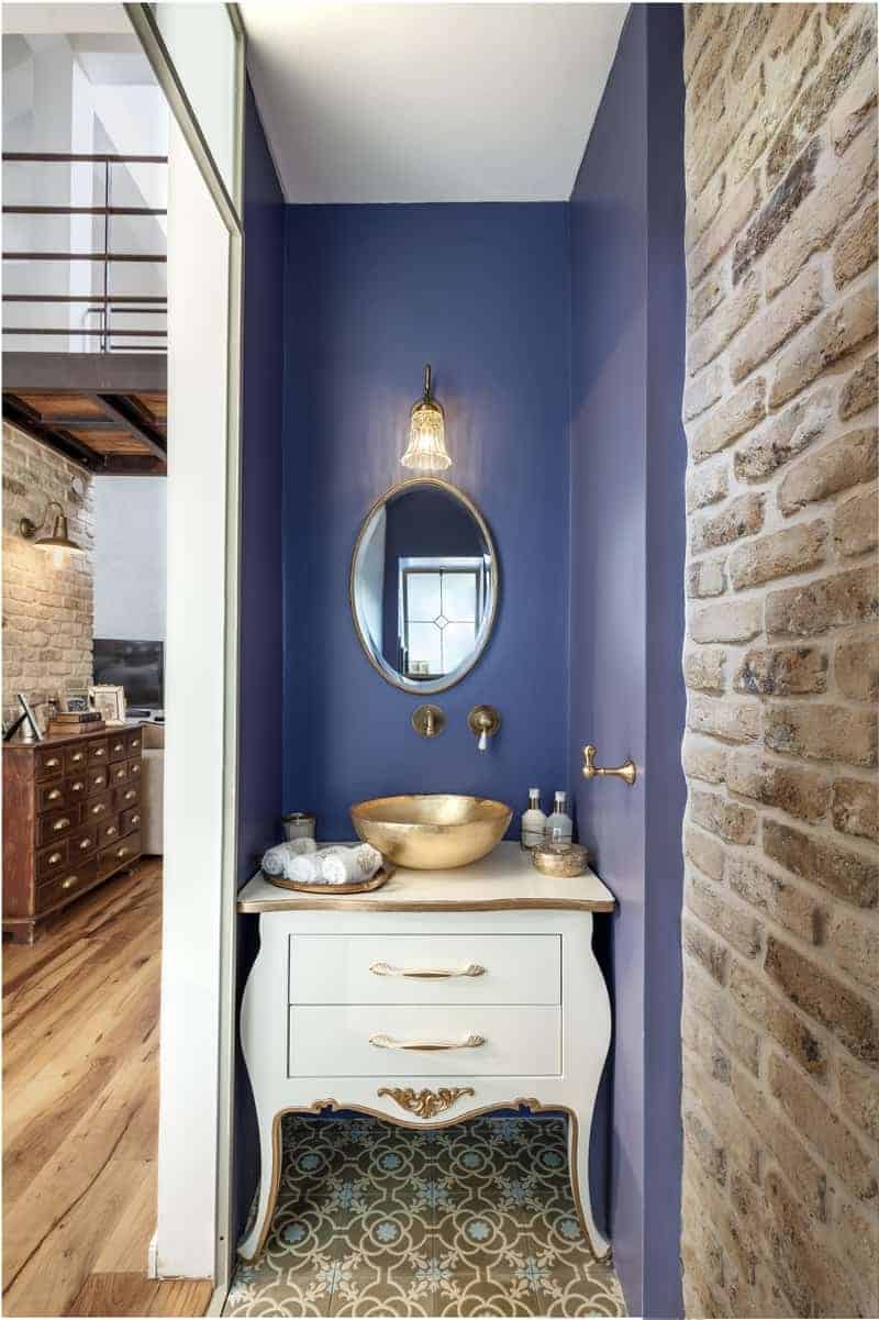 נישת שטיפת ידים עם קיר סגול