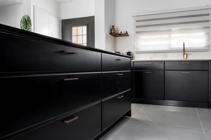 מגירות שחורות במטבח