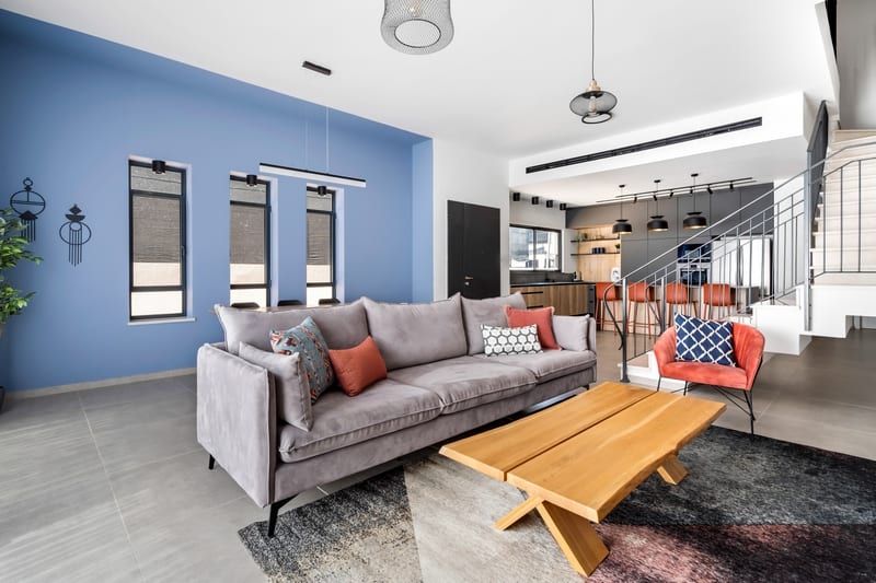 סלון צבעוני עם קיר כחול