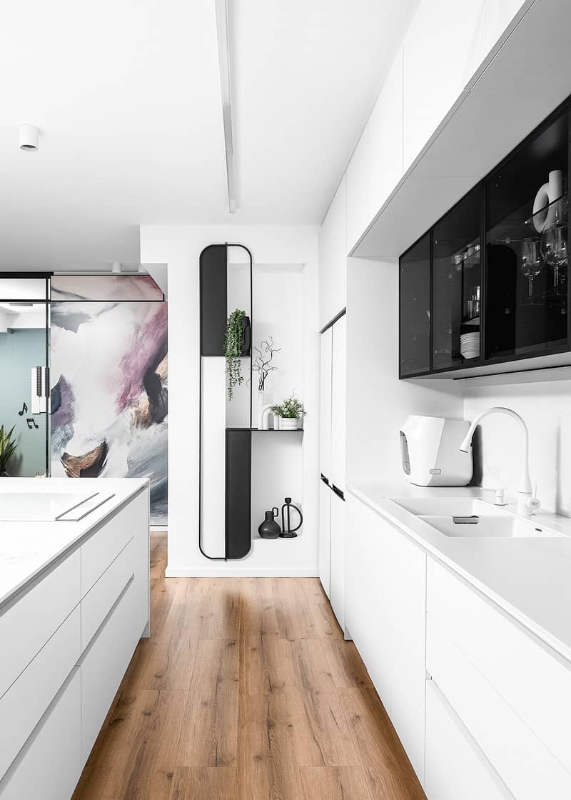 מטבח קטן ולבן