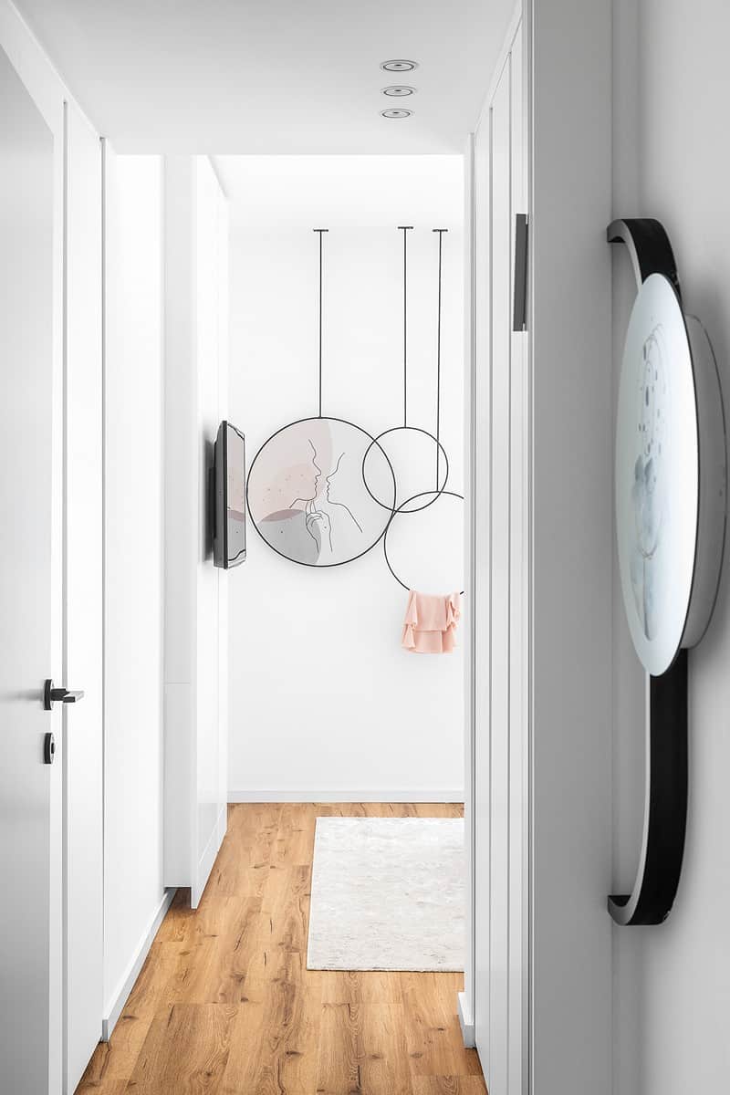 חדר אמבטיה עם מראות עגולות