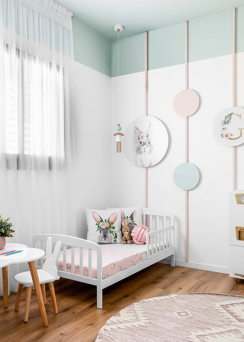 תמונות שנתלו על פסי PVC צבעוניים