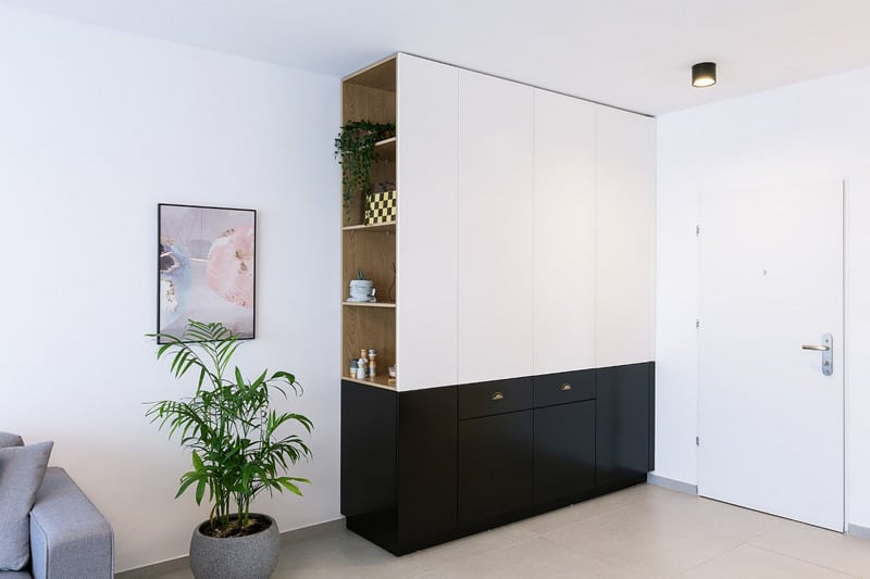 בכניסה ארון רב תכליתי