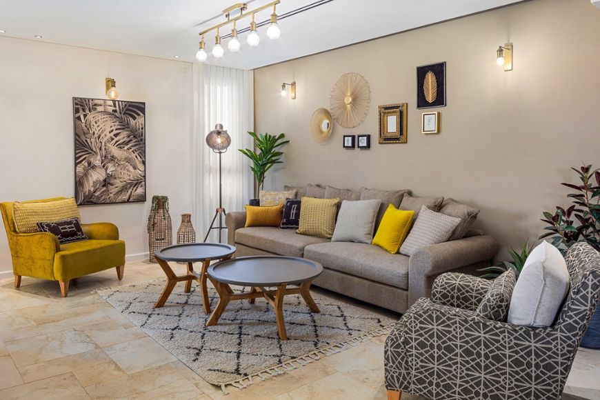 נגיעות של צהוב בסלון, עיצוב: מורן בר אור, צילום: אודי גורן