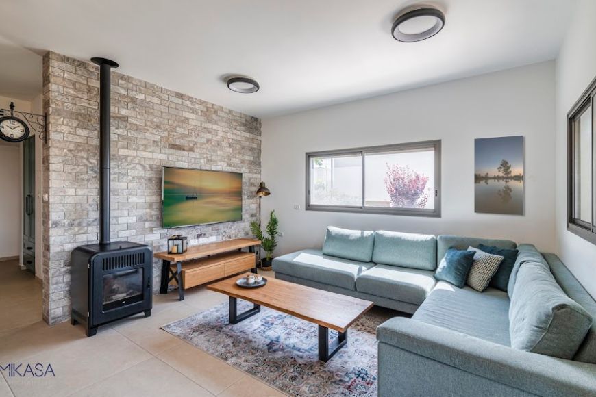 קמין בסלון, עיצוב: מיכל אליאל, צילום: אמיר ארליך