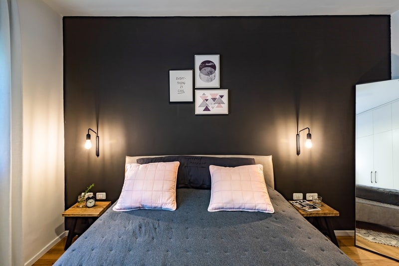 חדר שינה עם קיר כהה דרמטי