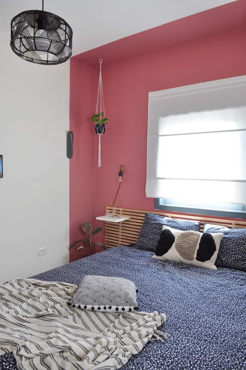 חדר עם צבע אדום חמרה