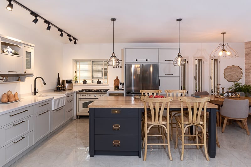 מטבח כפרי בגוונים של אפור