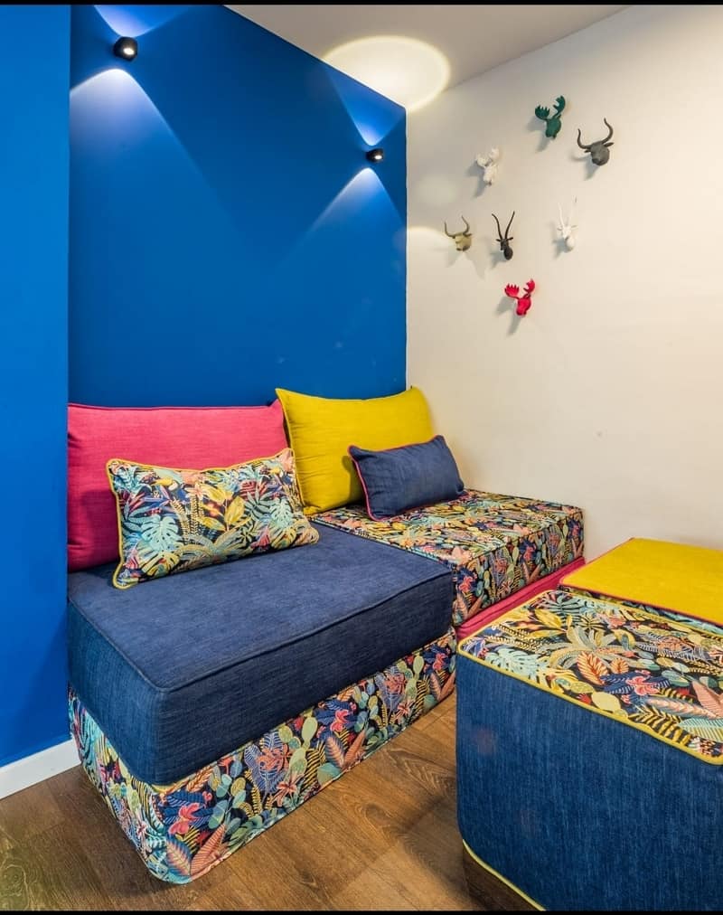 קיר כחול סלון צבעוני