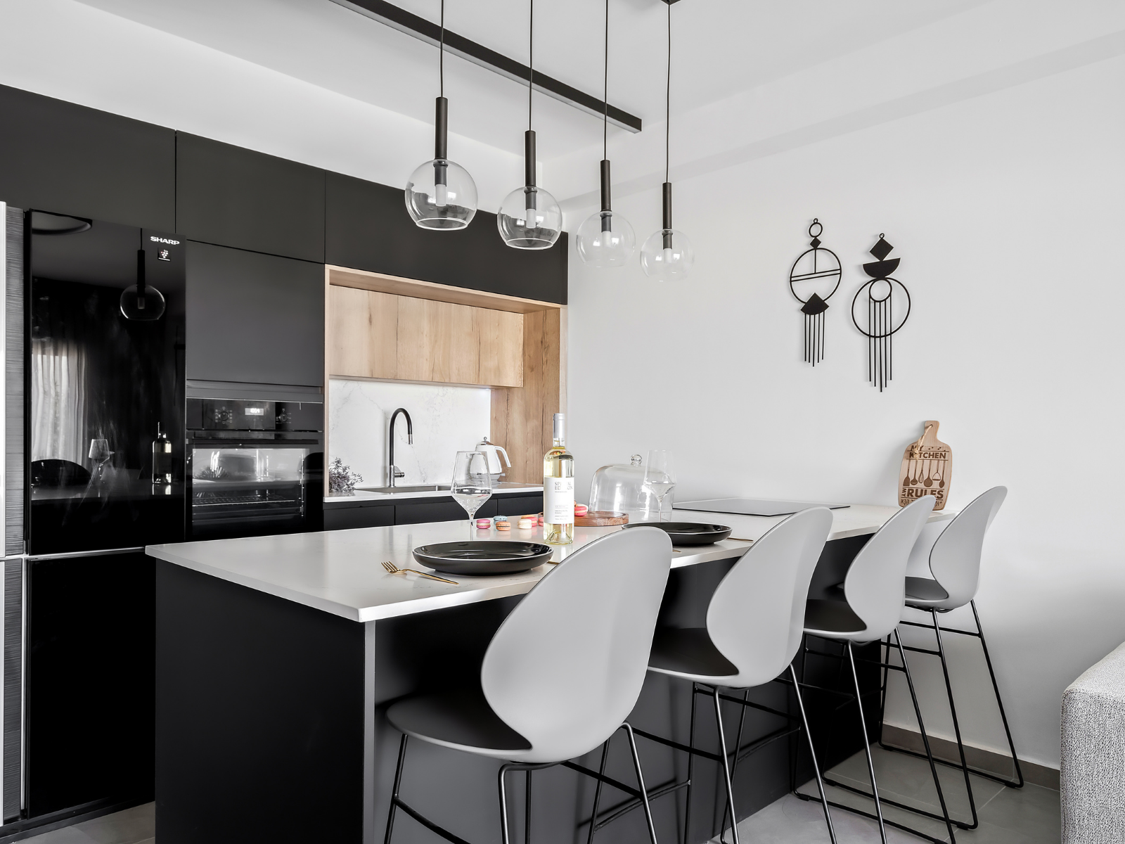 מטבח קטן שחור