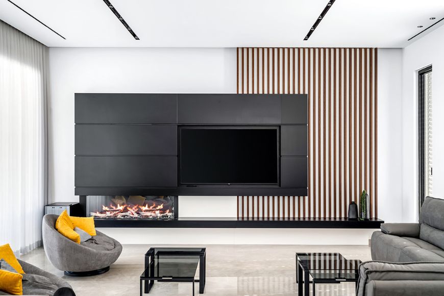 חיפוי קיר בסלון, קמין חשמלי, עיצוב: שרי מיכלוביץ, צילום: אייל גוטמן