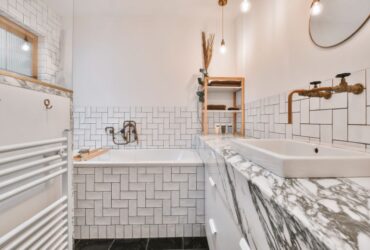 צר במידה: חדר רחצה צר וארוך עם אופק רחב