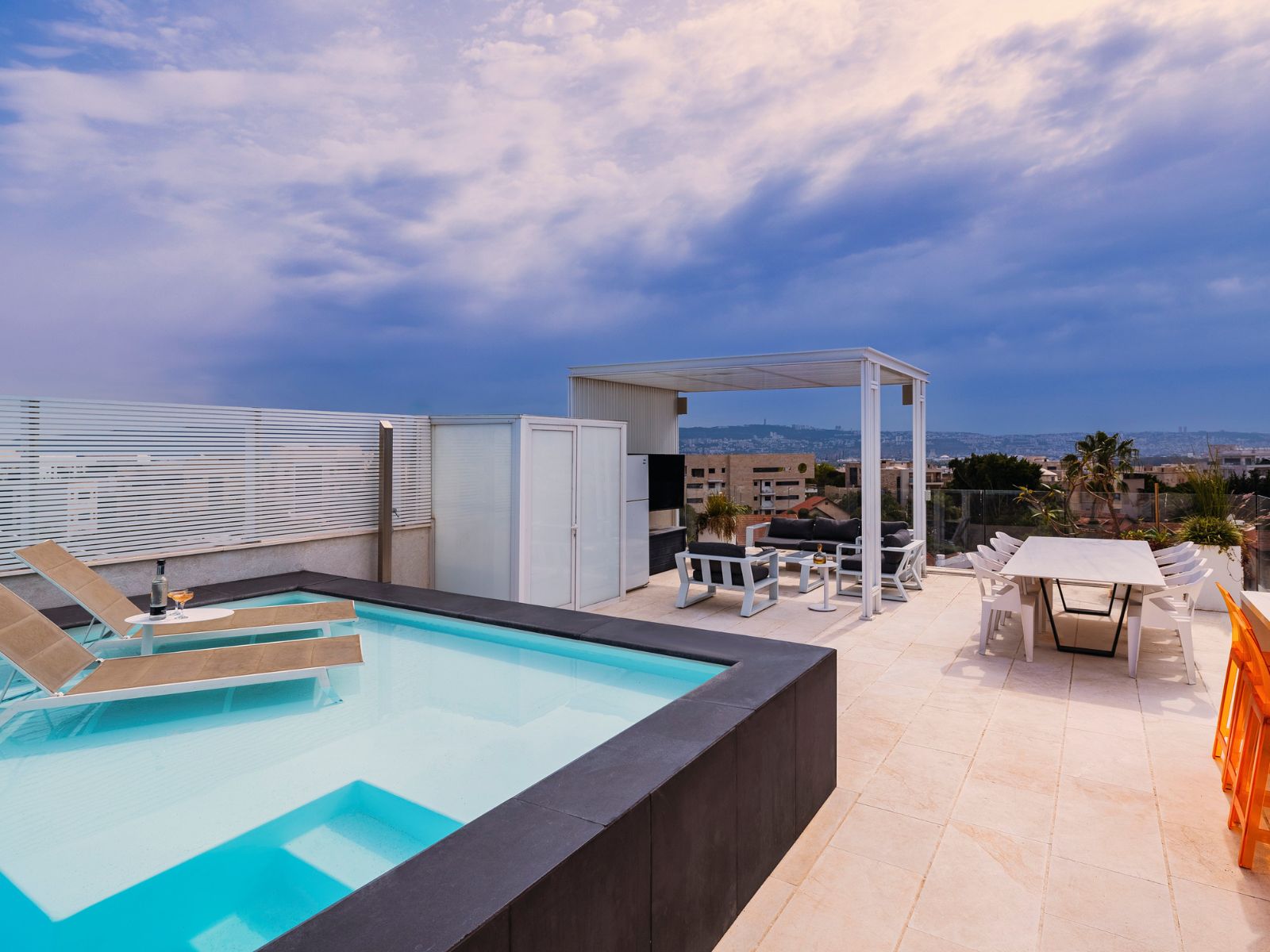 בריכה על הגג