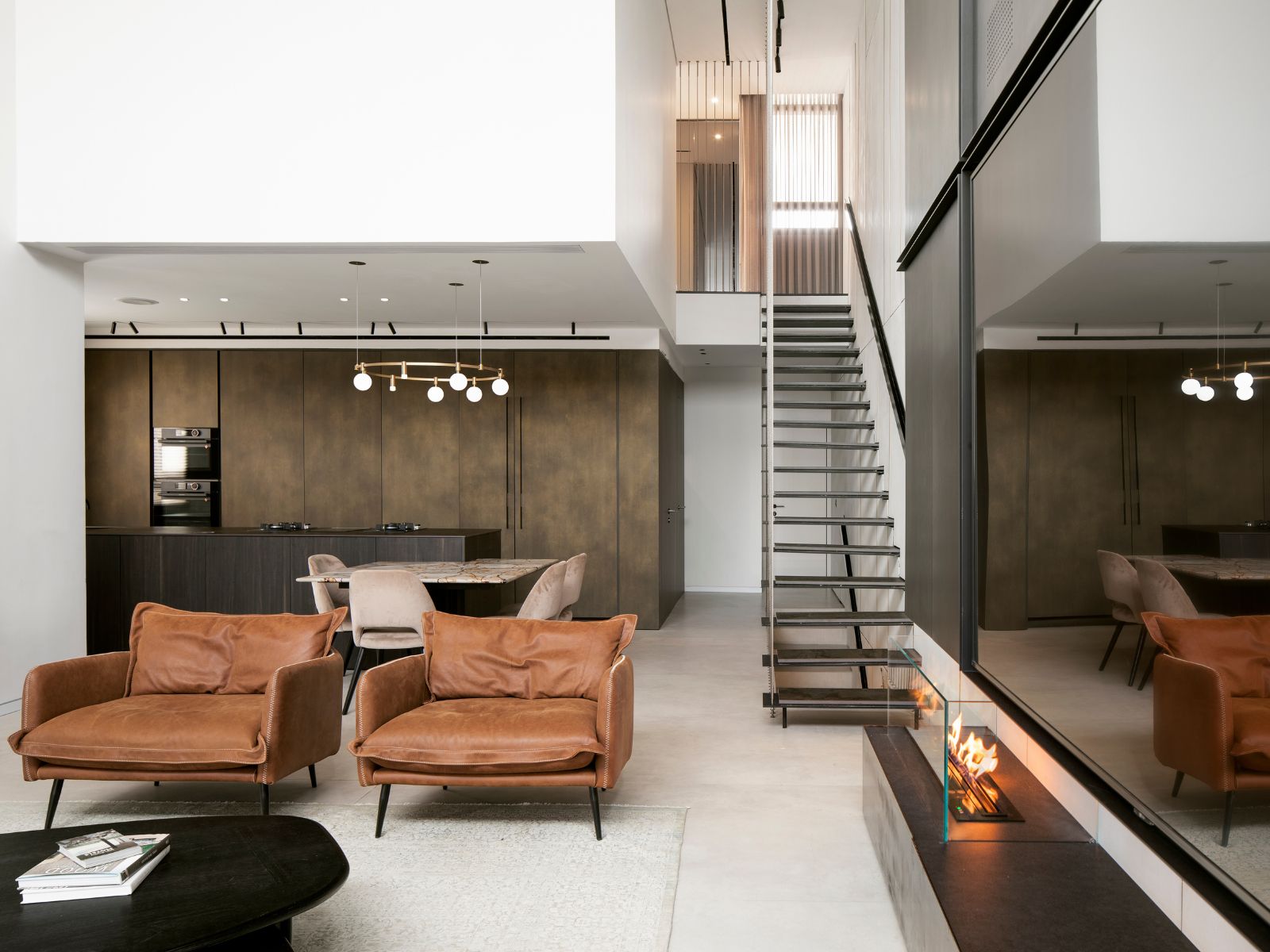 מגוון חומרים וצבעים שיוצרים אוירה יוקרתית וביתית סלון באוירה יוקרתית וביתית