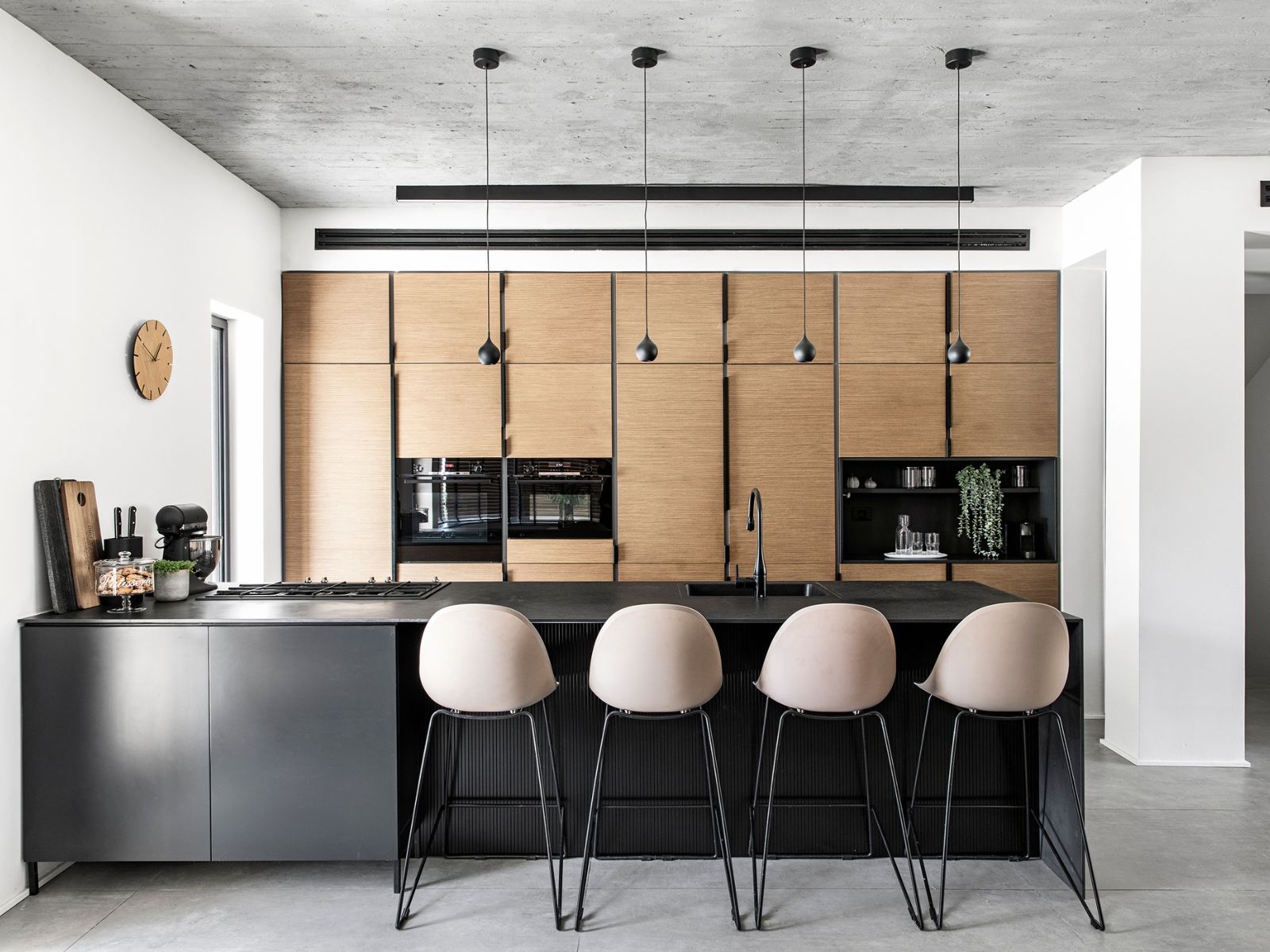 תכנון מדוקדק למטבח, מצבע כסאות הבר ועד ידיות הארונות שתוכננו ונוצרו במיוחד מדבר מודרני