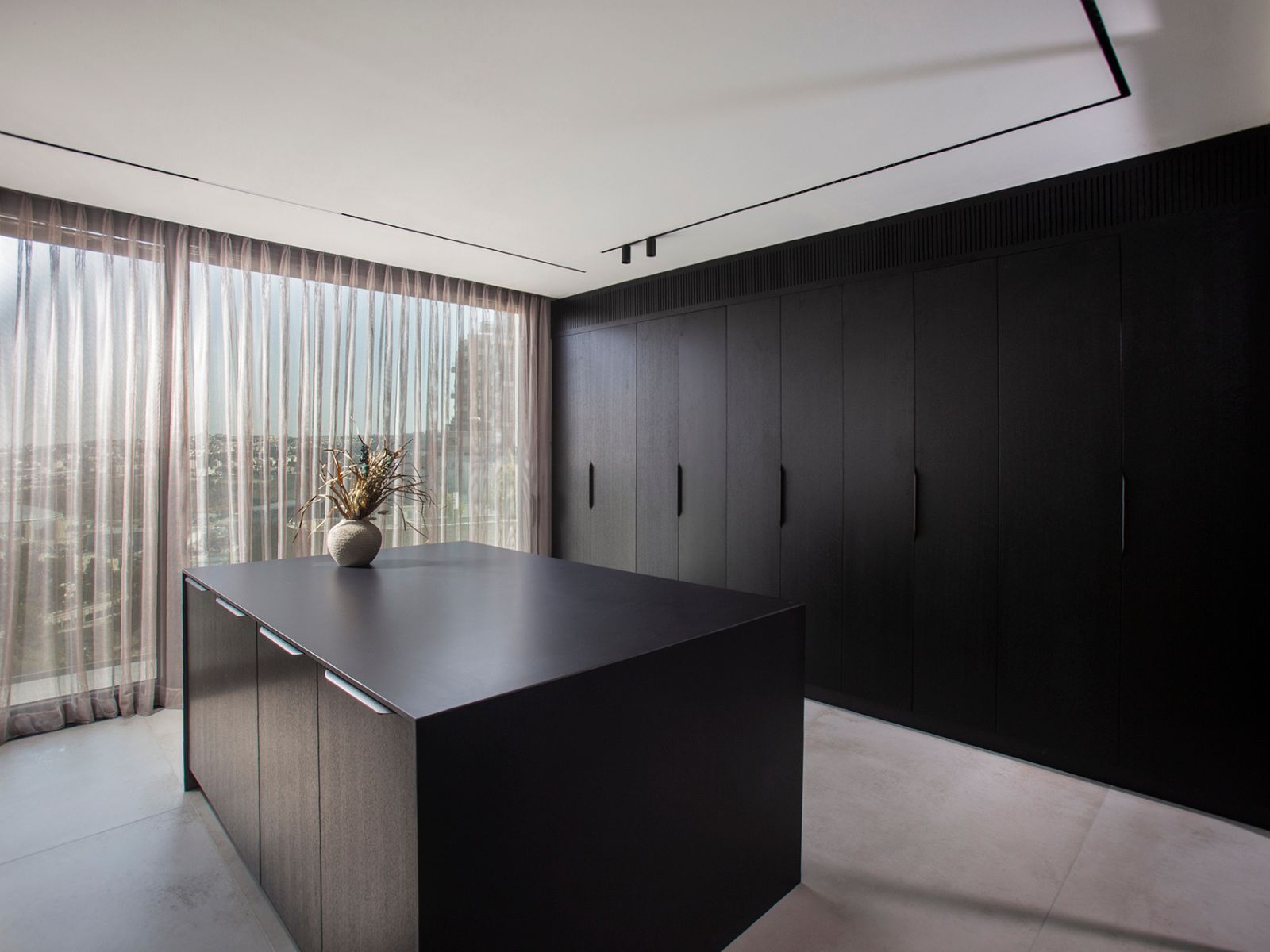 חדר ארונות שחור