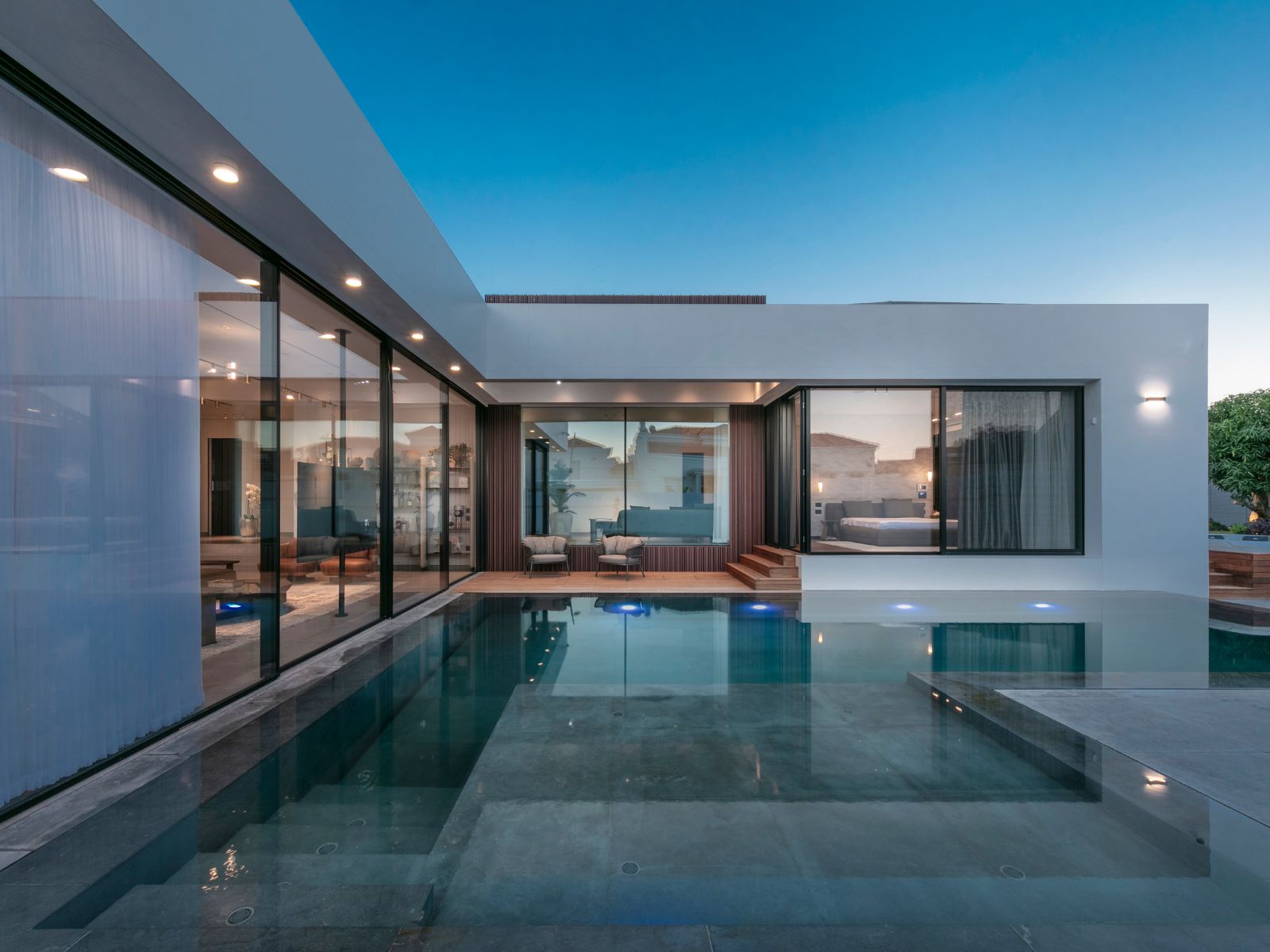 בריכת אינפיניטי בלב הבית בריכת אינפיניטי בלב הבית