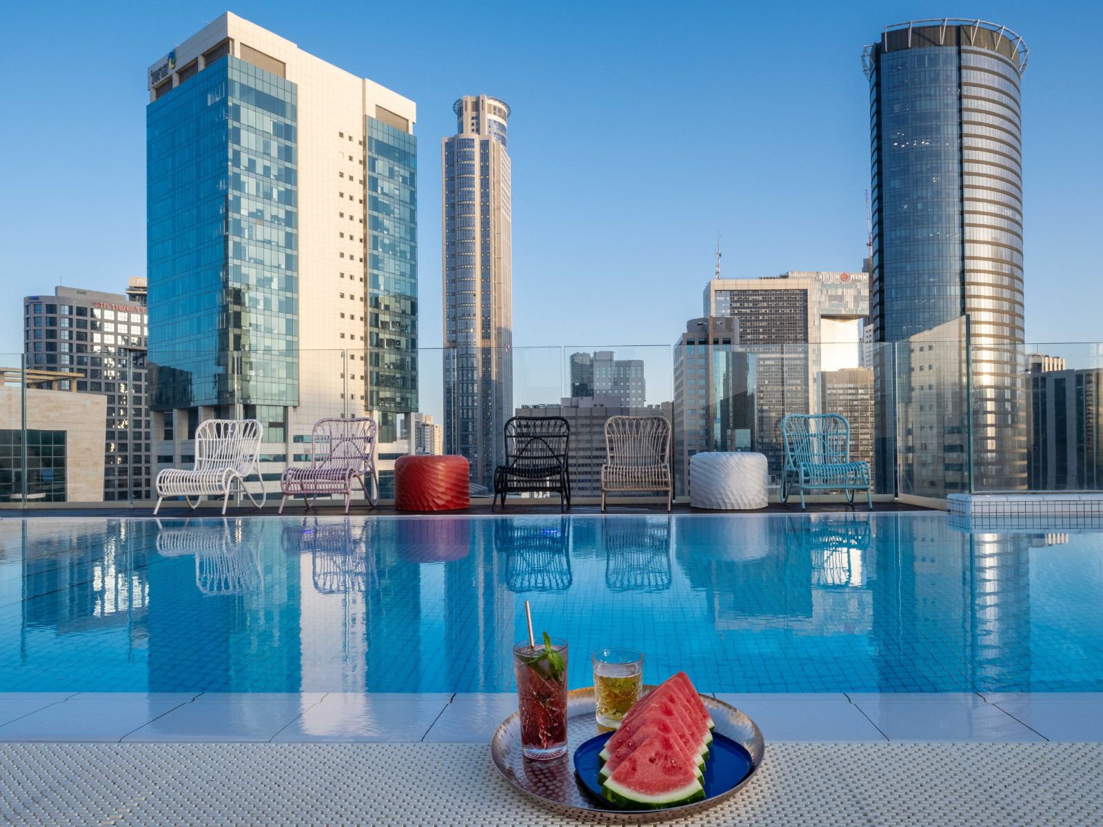 נוף תל אביבי מהבריכה שעל הגג