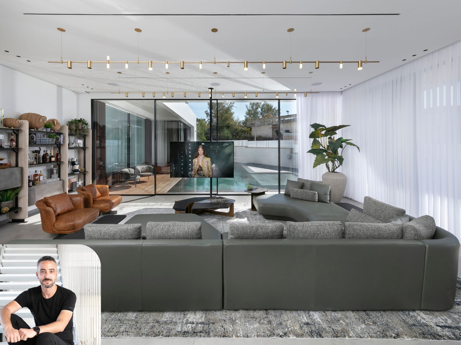 חשיבות עליונה לקשר בין פנים הבית אל החוץ סלון עם מבט לגינה