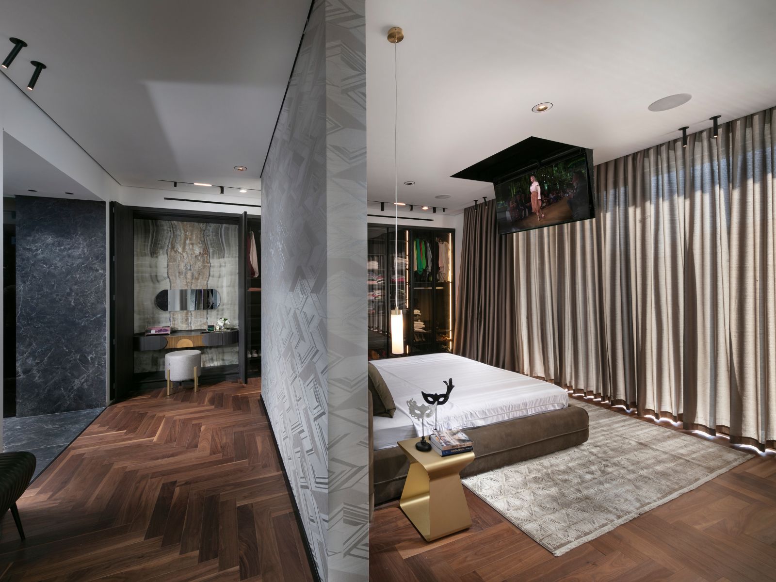 משחק יפהפה של חומרים, מרקמים וצבע קיר מפריד בין חדר שינה לחדר רחצה