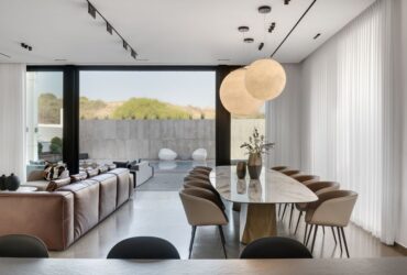 מוכן לאירוח 24/7: עיצוב פנים שמח למשפחה שמרבה לארח