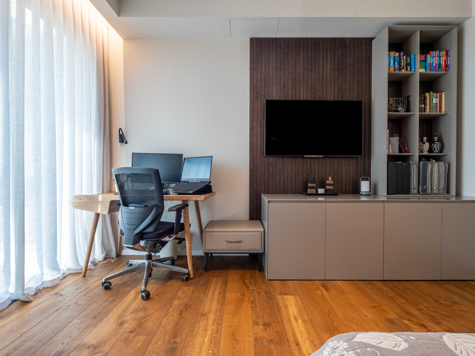 פינת עבודה בחדר שינה