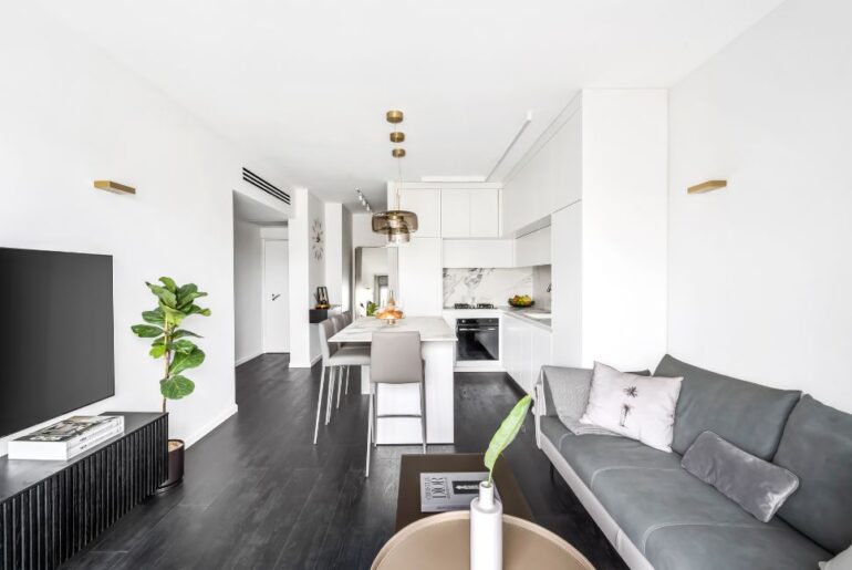 סלון ומטבח מודרני עם רצפת פרקט שחורה