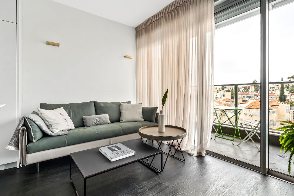 סלון מודרני עם רצפת פרקט שחורה