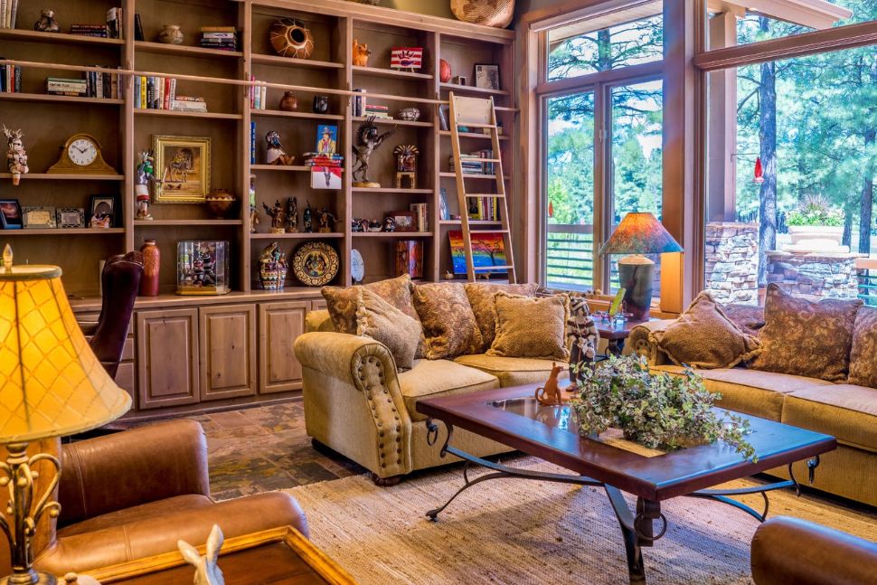 ספרייה עשירה בסלון