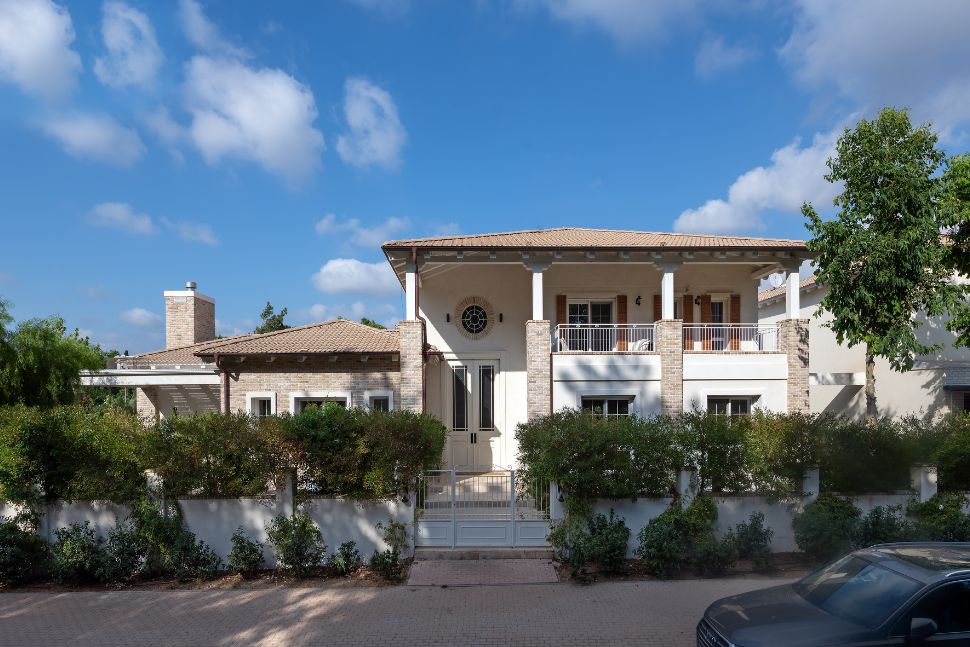 בית ים-תיכוני בסגנון קלאסיקה אירופאית חזית קדמית