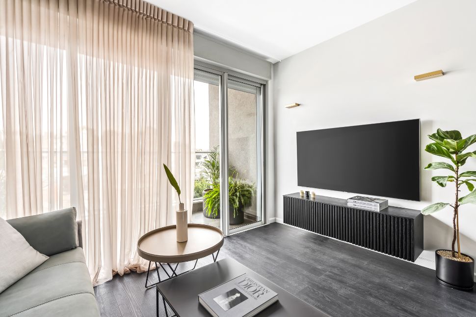 סלון מודרני עם שידה שחורה