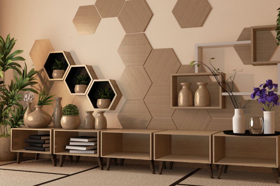 אריחים מעויינים על קיר בסלון