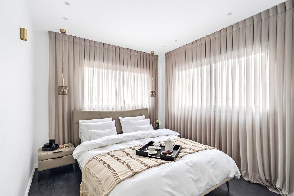 חדר שינה עם גוונים בהירים