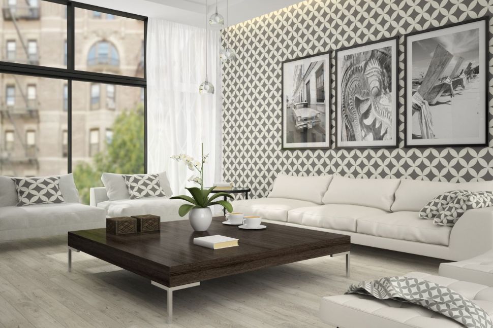 טפט ותמונות על קיר בסלון