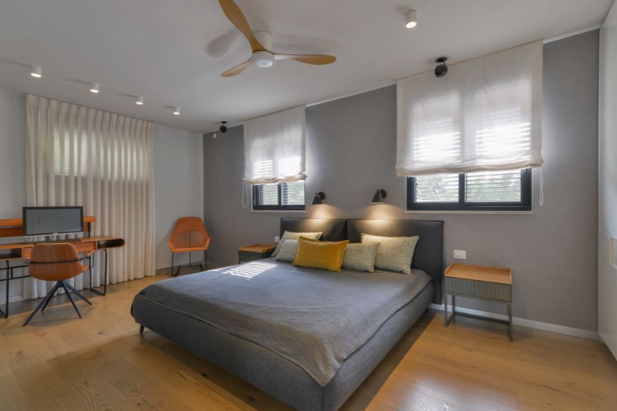 חדר שינה אפור כתום, עיצוב מירב אלקובי, צילום אלעד גונן