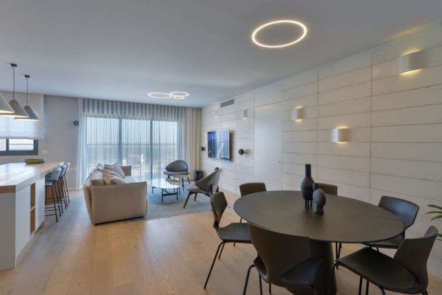 חיפוי קיר בהיר בסלון, עיצוב: אביבה סיטון, צילום: שי בן אפרים