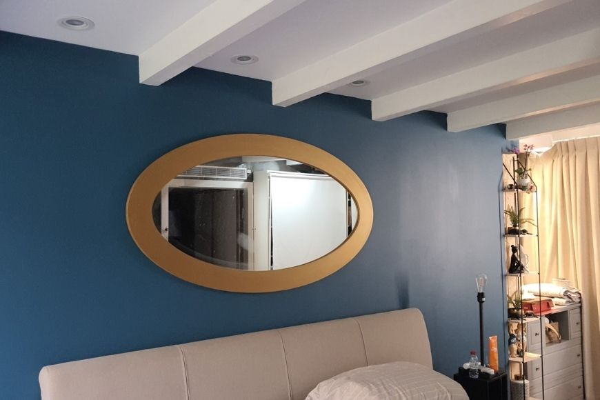 מראה בחדר שינה, קיר כחול. עיצוב: צחי נווה פרויקטים