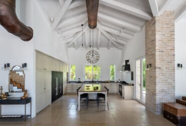 בצד המערבי של ישראל: בית ים-תיכוני בסגנון קלאסיקה אירופאית