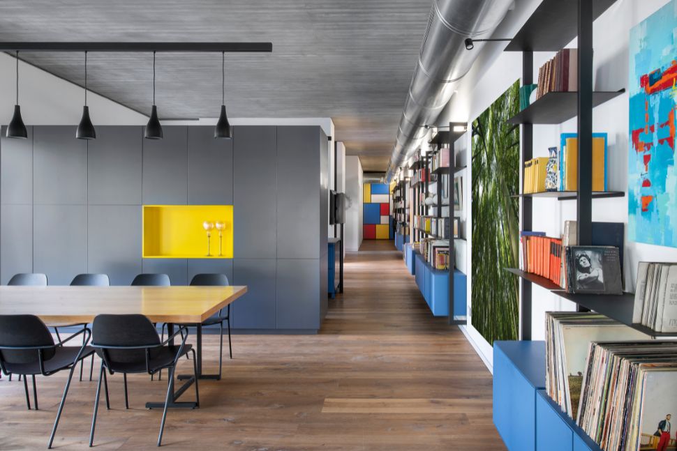 קיר עם ספרייה