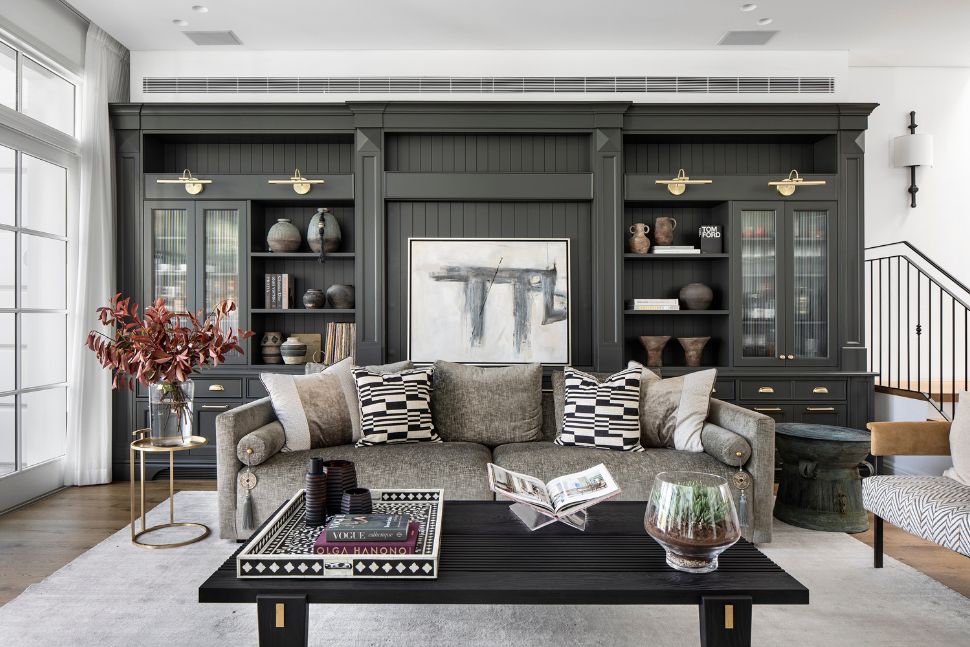 סלון עם ספרייה