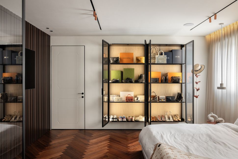 ארון עם דלתות שקופות