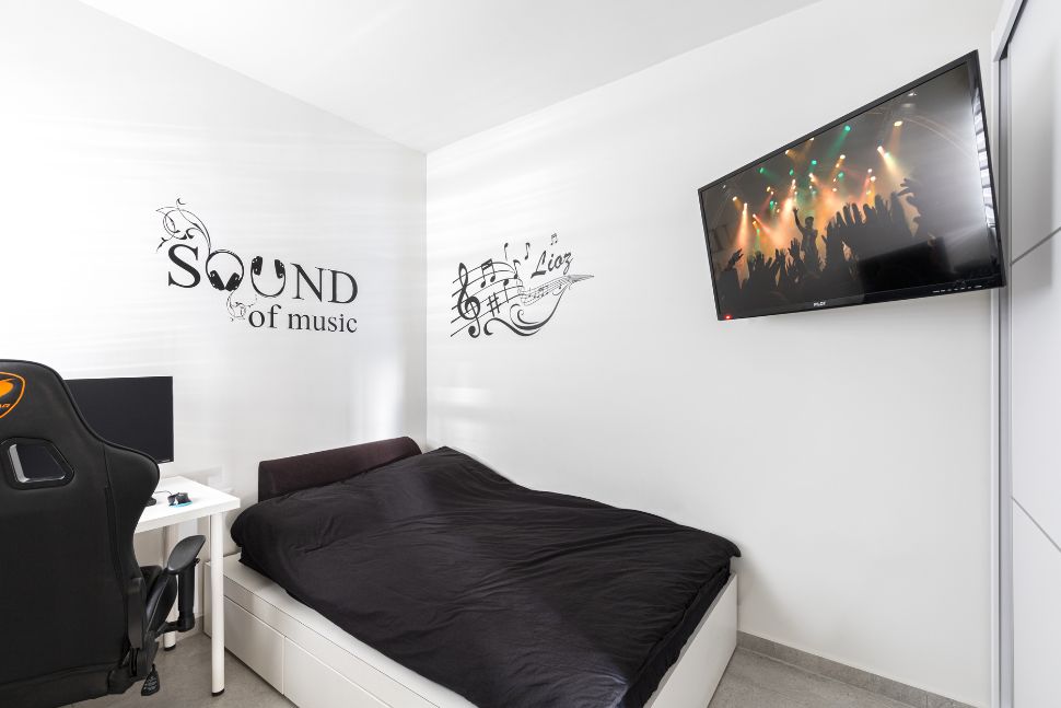 חדר ילד שחור ולבן