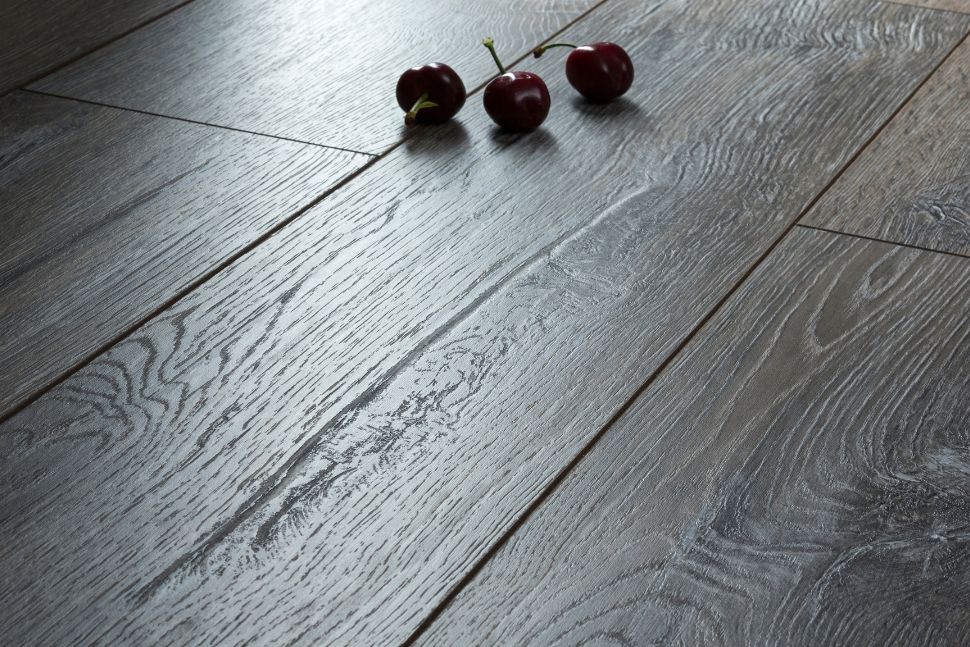 רצפת פרקט כהה -