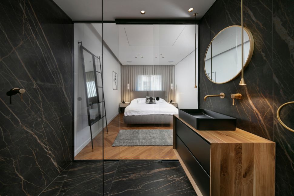 חדר רחצה צמוד לחדר הורים