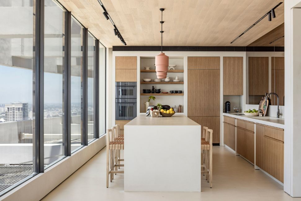 מטבח בהיר עם אי