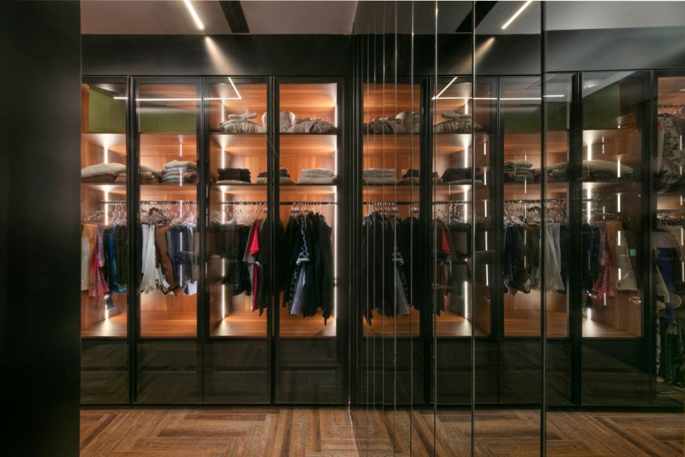 חדר ארונות שקוף